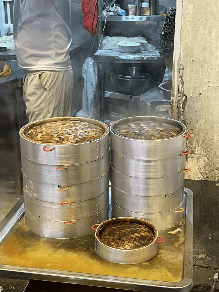 antho16912's tweet photo. Late night steam bun shop: warm dough wraps with juicy pork, served hot under dim lantern light. Perfect company for 2 a.m. cravings. https://t.co/V2mgj9yL0K