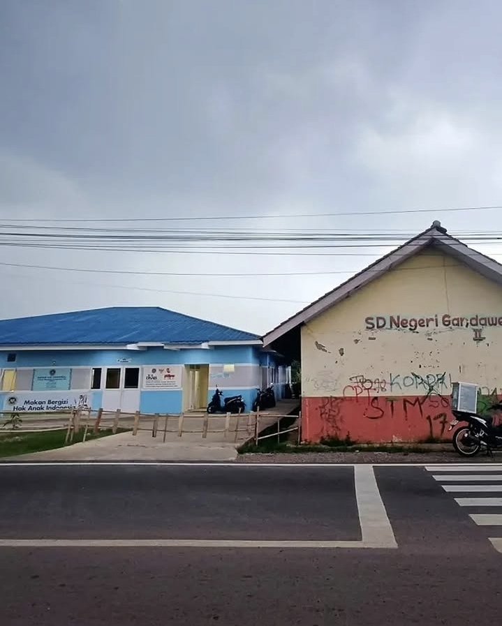 pokonyaaaang's tweet photo. @unilubis Jadi inget foto yang viral ini, sekitar bulan April kmrn. Gedung SPPG nya baru dibangun dan bagus bgt, berdiri disamping gedung sekolah yang kondisinya sudah usang dan ga bagus lagi. https://t.co/qitfpcq9ao