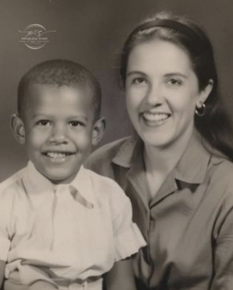 Gabriel_Cas_Cer's tweet photo. No sabía de la vida de está gran mujer, que fue madre de ex presidente de EEUU. Barack Obama.

A los 22 años, divorciada y con un hijo birracial en brazos, muchos la miraron con lástima.
“Pobre chica”, susurraban.
Ella escuchó otra cosa: libertad.
Era 1963. En más de veinte estados de Estados Unidos el matrimonio interracial aún era ilegal. La sociedad no era amable con una madre soltera joven, y menos con una que desafiaba normas raciales y culturales.
Stanley Ann Dunham no pidió permiso.
Su matrimonio con Barack Obama Sr. terminó pronto. Él siguió su camino académico; ella se quedó con un niño pequeño y una vida que debía reconstruir desde cero. Trabajó, estudió, avanzó. No se disculpó por existir fuera del molde.
Cuando conoció a Lolo Soetoro y decidió mudarse a Indonesia con su hijo de seis años, muchos pensaron que estaba arruinando su futuro. El país atravesaba inestabilidad política, pobreza y carencias materiales.
Ann vio otra cosa.
Vio sistemas invisibles.
En aldeas rurales observó a artesanos, herreros y tejedoras que los economistas occidentales calificaban como “atrasados”. Ella no vio atraso. Vio organización, disciplina, redes de intercambio, economías vivas funcionando al margen de los bancos formales.
Comprendió algo esencial: no eran pobres por incapacidad. Eran pobres porque el sistema los excluía.
Esa intuición cambiaría la manera en que el mundo entendería el desarrollo.
En 1971 tomó una decisión que le partió el corazón: envió a su hijo a Hawái para que tuviera mejores oportunidades educativas. Ella se quedó trabajando, investigando, construyendo.
No eligió comodidad. Eligió propósito.
Obtuvo un doctorado en antropología y desmontó una idea dominante: que la pobreza era consecuencia de fallas culturales individuales. Su investigación mostró que el problema era estructural. Falta de acceso a crédito. Falta de inclusión financiera. Falta de reconocimiento.
No se quedó en la teoría.
Participó en el diseño de programas de microfinanzas: pequeños préstamos para personas ignoradas por los bancos tradicionales. Cantidades mínimas que permitían comprar herramientas, ampliar producción, pagar educación.
Las tasas de devolución fueron altísimas. Las mujeres se convirtieron en propietarias de negocios. Las comunidades ganaron estabilidad.
Sus principios eran simples y revolucionarios:
Escuchar antes de intervenir.
Respetar el conocimiento local.
Tratar a las personas como socios, no como casos de caridad.
Vivió donde investigaba. No estudió la pobreza desde oficinas cómodas. Crió a sus hijos inmersa en las culturas que admiraba. Enseñó con el ejemplo que la dignidad no depende del ingreso.
En 1994 le diagnosticaron cáncer de ovario. Continuó trabajando mientras recibía tratamiento. Murió en 1995, a los 52 años.
No vio a su hijo convertirse en presidente. No vio cómo las ideas que defendió influían en la economía del desarrollo global.
Durante años fue reducida a una frase sencilla: “la madre de Barack Obama”.
Pero fue mucho más.
Fue una economista que desafió paradigmas.
Una antropóloga que cuestionó estructuras.
Una mujer que transformó la adversidad en acción.
Ella vio libertad donde otros vieron fracaso.
Y cambió el mundo sin pedir escenario.