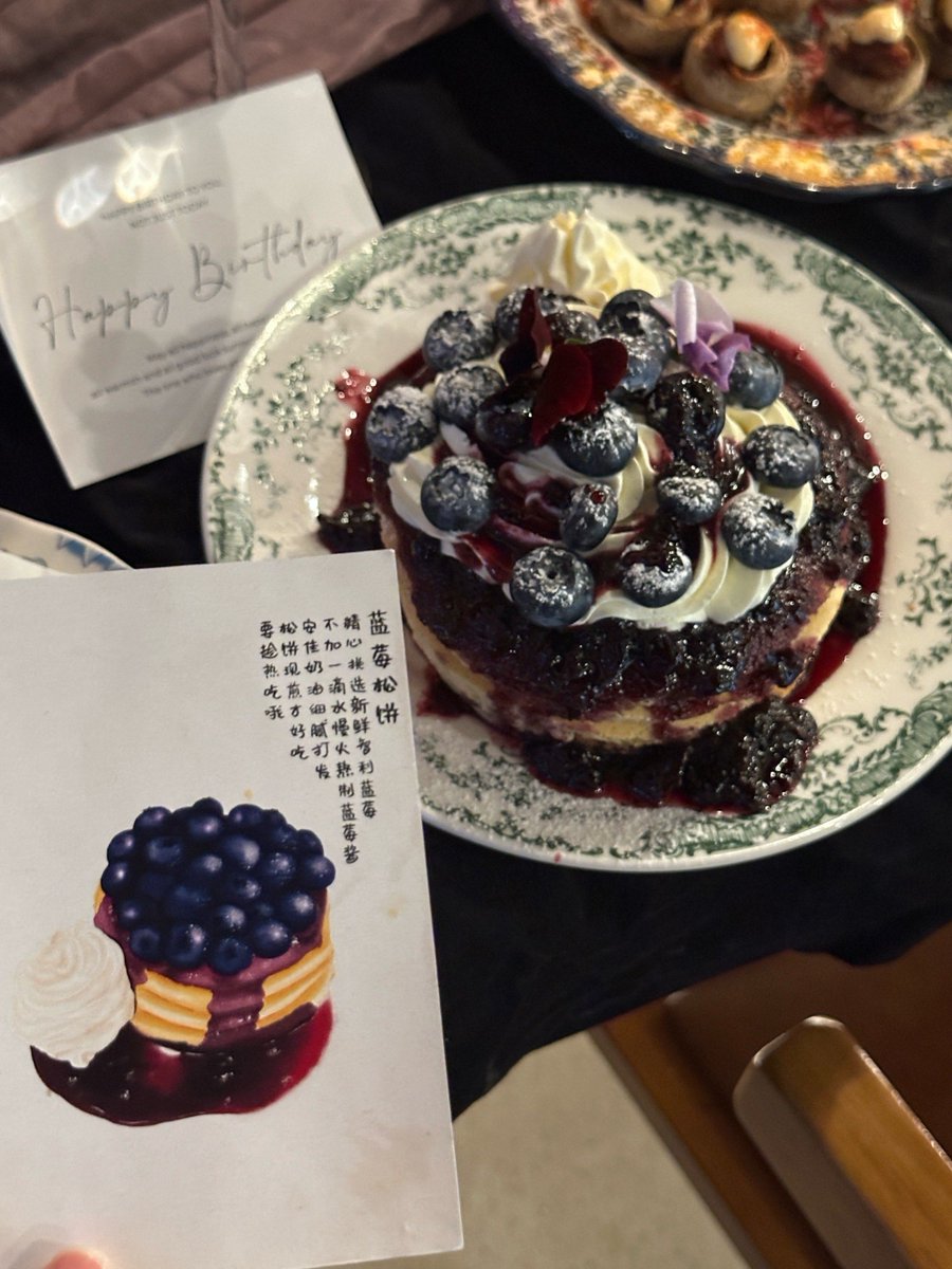 KSYmindyong's tweet photo. This morning, our neighbor left homemade blueberry muffins on our doorstep with a little note that read “Baked extra today—hope you love them!” Small neighborhood joys really make my week. https://t.co/dgIhRl2jmv