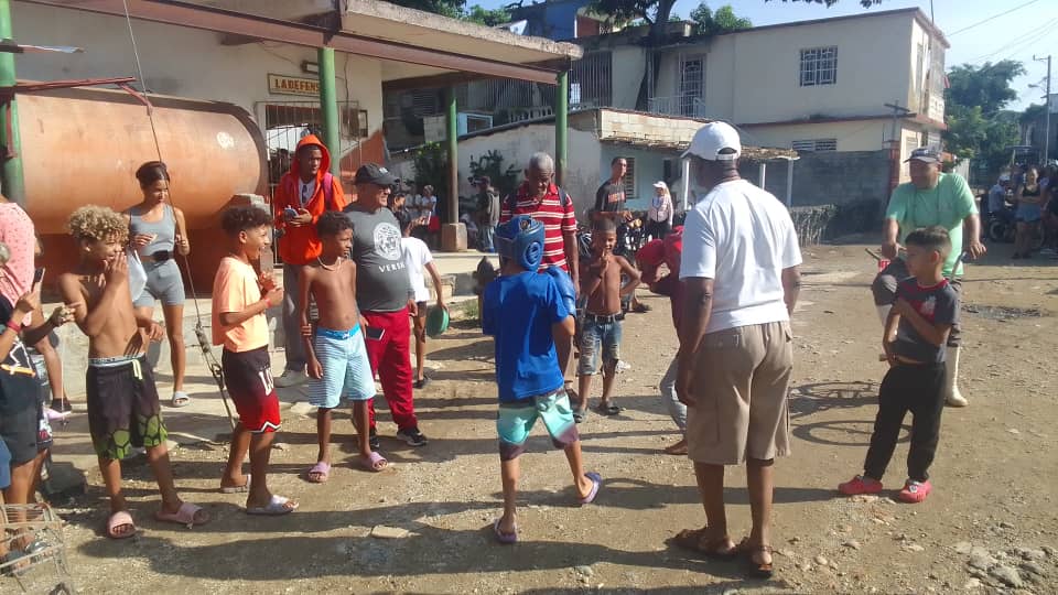 BBarleidys's tweet photo. Proyección comunitaria barrio vulnerable la piñera C/P Lugones. Municipio CAV
#100AñosConFidel 
#LatirAvileño https://t.co/GAqvq4ufeC
