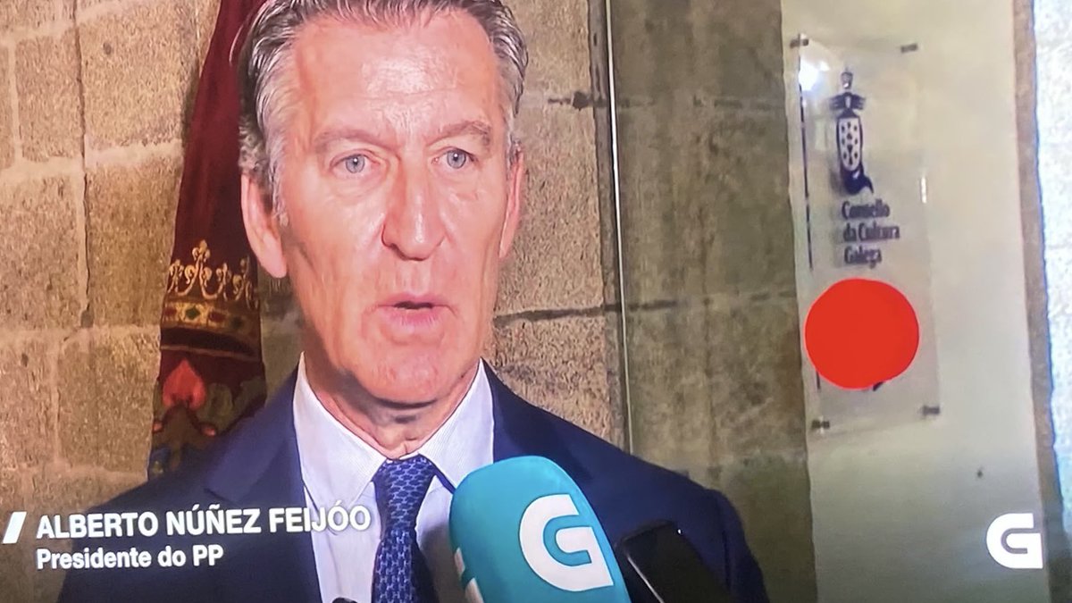 tvgcensura's tweet photo. O #TeleXornal do Día Nacional de Galicia ou o argumentario do PP? 🤔

O 25 de xullo merecía unha cobertura plural. O que vimos foi outra cousa.

📺 Unha peza construída arredor do discurso institucional de Alfonso Rueda, con imaxes enlatadas.

📢 Canto á manifestación, declaracións só ao comezo e planos moi pechados, omitindo amosar a praza da Quintana. Aquí salta a diferenza coa cobertura de TVE-G, que conectou coa Quintana.

🎙️ Presenza de Alberto Núñez Feijóo, convertendo tamén en noticia a súa valoración da xornada.

🏛️ Ausencia da alcaldesa de Santiago, Goretti Sanmartín, malia que o @PazodeRaxoi era tamén protagonista da xornada e participou nos actos institucionais.

🚶‍♀️ Para falar do turismo, voz para a @Xunta, para a patronal hostaleira e para algúns peregrinos. Ningunha declaración do Concello de Santiago.

🗳️ Entre as delegacións políticas presentes en Santiago estaban PNV, EH Bildu, Esquerra Republicana, Chunta Aragonesista e outras formacións. Porén, o TeleXornal optou por destacar a Jordi Turull (Junts), precisamente cando o PP leva semanas intensificando o seu cortexo político a esa formación.

⚖️ Un medio público non está para construír un relato único nin para reproducir o marco comunicativo dun goberno. Está para informar con equilibrio, pluralidade e contexto.

📢 O Día Nacional de Galicia merecía un TeleXornal ao servizo da cidadanía, non un informativo que parecese máis preocupado por reforzar o relato do Goberno galego ca por ofrecer unha visión completa do que aconteceu.