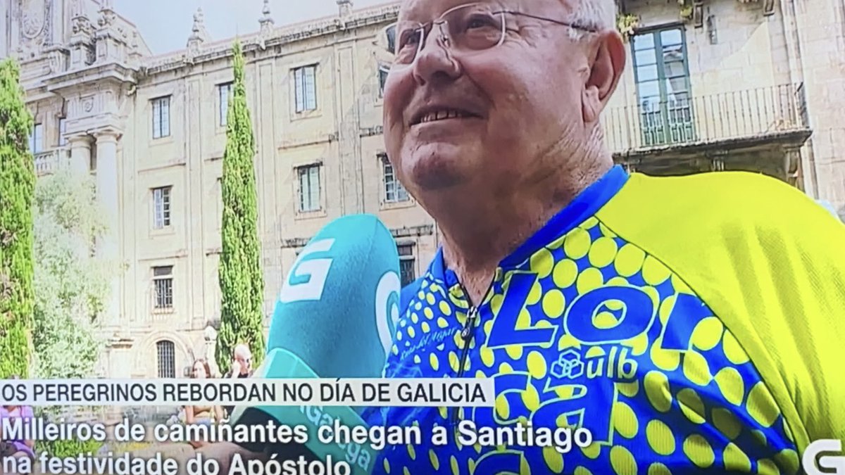 tvgcensura's tweet photo. O #TeleXornal do Día Nacional de Galicia ou o argumentario do PP? 🤔

O 25 de xullo merecía unha cobertura plural. O que vimos foi outra cousa.

📺 Unha peza construída arredor do discurso institucional de Alfonso Rueda, con imaxes enlatadas.

📢 Canto á manifestación, declaracións só ao comezo e planos moi pechados, omitindo amosar a praza da Quintana. Aquí salta a diferenza coa cobertura de TVE-G, que conectou coa Quintana.

🎙️ Presenza de Alberto Núñez Feijóo, convertendo tamén en noticia a súa valoración da xornada.

🏛️ Ausencia da alcaldesa de Santiago, Goretti Sanmartín, malia que o @PazodeRaxoi era tamén protagonista da xornada e participou nos actos institucionais.

🚶‍♀️ Para falar do turismo, voz para a @Xunta, para a patronal hostaleira e para algúns peregrinos. Ningunha declaración do Concello de Santiago.

🗳️ Entre as delegacións políticas presentes en Santiago estaban PNV, EH Bildu, Esquerra Republicana, Chunta Aragonesista e outras formacións. Porén, o TeleXornal optou por destacar a Jordi Turull (Junts), precisamente cando o PP leva semanas intensificando o seu cortexo político a esa formación.

⚖️ Un medio público non está para construír un relato único nin para reproducir o marco comunicativo dun goberno. Está para informar con equilibrio, pluralidade e contexto.

📢 O Día Nacional de Galicia merecía un TeleXornal ao servizo da cidadanía, non un informativo que parecese máis preocupado por reforzar o relato do Goberno galego ca por ofrecer unha visión completa do que aconteceu.
