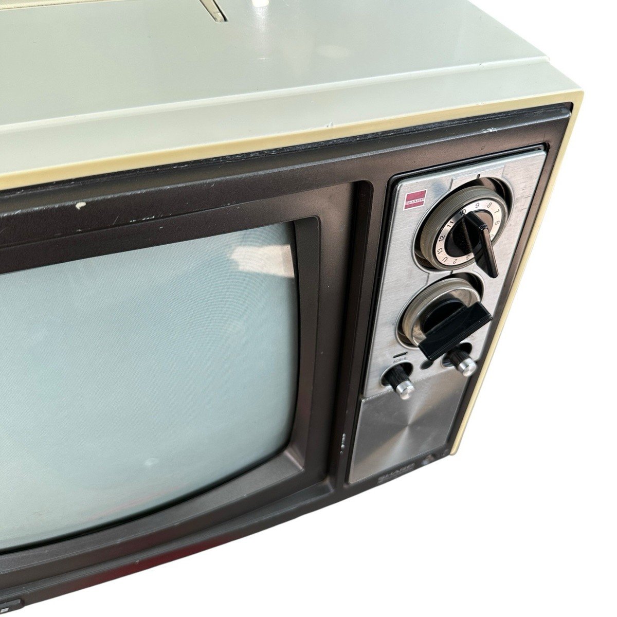 _EDFoto_'s tweet photo. @EnsedeCiencia Sharp Lynetron Plus C-1353 de 1975, fue el primer televisor color que tuvimos. Hasta el 2020/2021 funcionaba sin problemas. Ese año lo regalamos. Nunca se echó a perder. https://t.co/IAbi3KPEbl