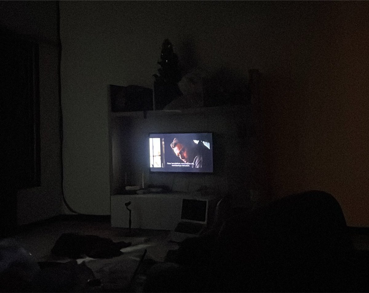 Bwop_p's tweet photo. Weekend ini lowkey doang, stay in sama circle sambil movie night is the best choice✌️ https://t.co/U7k2wBOOQk