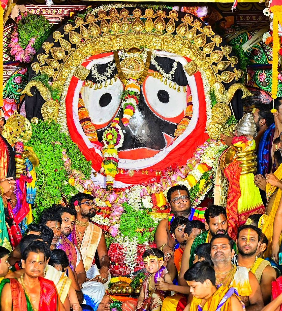 Naveen_Odisha's tweet photo. ମନ ପ୍ରାଣ ଯାଏ ଭରି, ସୁନାବେଶରେ ଦେଖି ଏ ମୁଖ ଶ୍ରୀହରି

ମହାପ୍ରଭୁ ସଭିଙ୍କ କଲ୍ୟାଣ କରନ୍ତୁ। ଜୟ ଜଗନ୍ନାଥ 🙏

#JaiJagannatha #SunaBesha https://t.co/R7ra2AbxoG