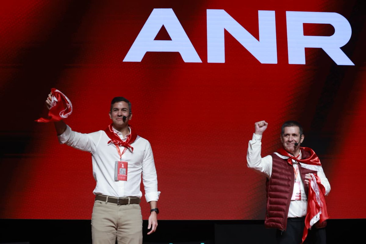 SantiPenap's tweet photo. Hay cosas que solo se entienden cuando se viven

El coloradismo es esa fuerza que late en cada rincón del Paraguay. Está en la seccional que nunca cierra sus puertas, en el dirigente que conoce a cada familia por su nombre, en el joven que decide militar por primera vez.

Hoy ese fervor vuelve a sentirse con fuerza en cada departamento, en cada distrito y en cada barrio. Es el mismo espíritu que sostuvo al partido en los momentos más difíciles y el que sigue convocando a miles de paraguayos alrededor de una misma bandera.

Porque cuando el pueblo colorado se pone de pie, se pone de pie el Paraguay. @Horacio_Cartes @AllianaPedro