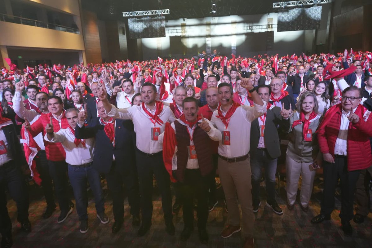 SantiPenap's tweet photo. Hay cosas que solo se entienden cuando se viven

El coloradismo es esa fuerza que late en cada rincón del Paraguay. Está en la seccional que nunca cierra sus puertas, en el dirigente que conoce a cada familia por su nombre, en el joven que decide militar por primera vez.

Hoy ese fervor vuelve a sentirse con fuerza en cada departamento, en cada distrito y en cada barrio. Es el mismo espíritu que sostuvo al partido en los momentos más difíciles y el que sigue convocando a miles de paraguayos alrededor de una misma bandera.

Porque cuando el pueblo colorado se pone de pie, se pone de pie el Paraguay. @Horacio_Cartes @AllianaPedro
