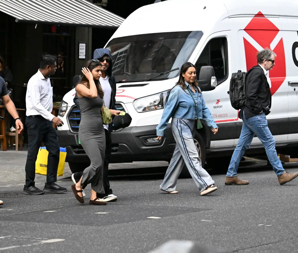 AryanKhanP1997's tweet photo. Shah Rukh Khan along with Gauri Khan and Suhana Khan seen in the streets of London

#SRK #GauriKhan #suhanakhan https://t.co/Mb9Gi1IbPG