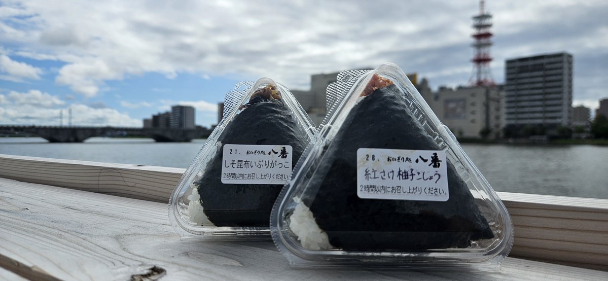 kan164164's tweet photo. 昆布巻きを買いに加島屋へ
その後はおにぎり処八番
本日おにぎり紅さけ柚子こしょうと
大好きなしそ昆布いぶりがっこ https://t.co/sVsZR1BwdY