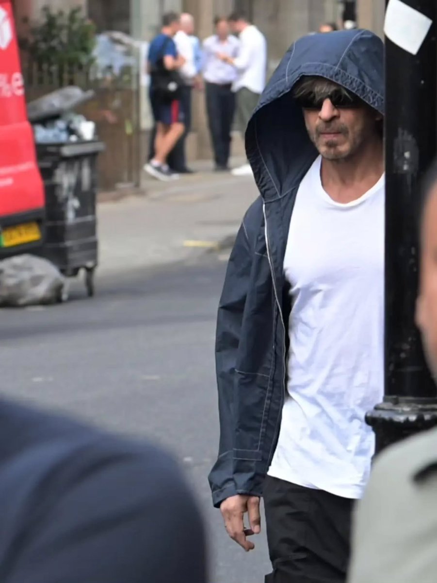 AryanKhanP1997's tweet photo. Shah Rukh Khan along with Gauri Khan and Suhana Khan seen in the streets of London

#SRK #GauriKhan #suhanakhan https://t.co/Mb9Gi1IbPG