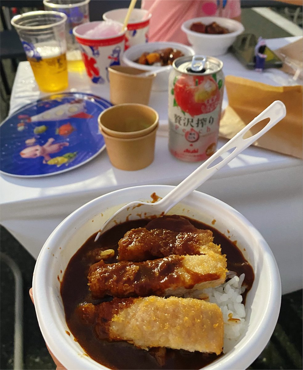 870870's tweet photo. ハレツーの後は友人一家と某所の納涼祭へ〜🎐お外で飲むお酒が最高に美味しくて…🍻✨
TLでめっちゃカツカレー回ってくるけど流行ってるの？私もカツカレーいただきました😋💕 https://t.co/mSbu6c5sFM