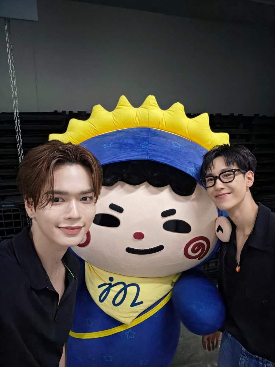 Markjrtn's tweet photo. ดีใจที่ได้เจอทุกคนวันนี้นะค้าบบ กลับบ้านกันดีๆนะ 💛💙🤍🫶🏻

JUNIORMARK JUMMO INF26 FS

#งานมหกรรมนิยายนานาชาติ2026xJuniorMark https://t.co/jaKZtJISMr