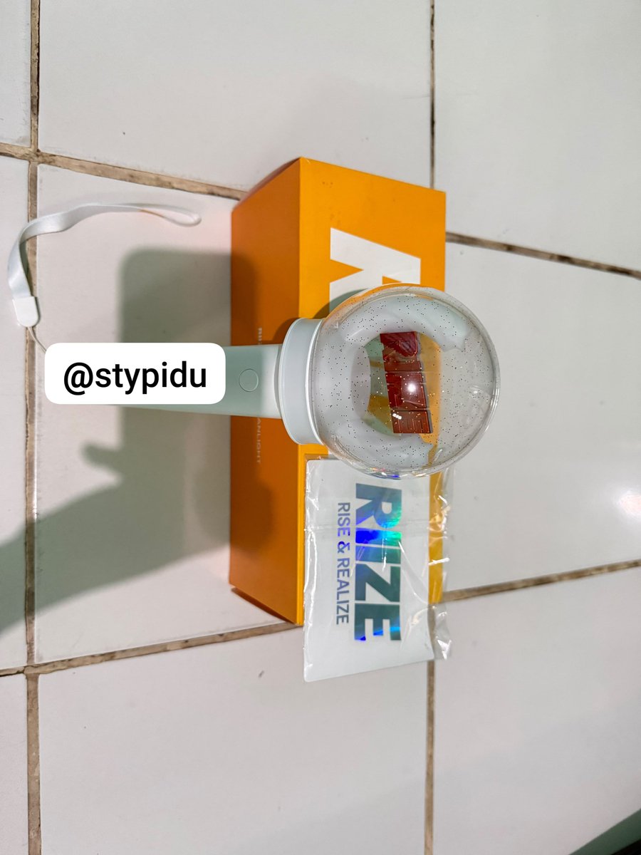 stypidu's tweet photo. #wts want to sell ls riize 

💂‍♂️ good condi
🧋1x pemakaian konser riizing loud 
🎸500k bisa nego
🐸 ori kwangya 
🦕 free pc sohee 
🪨 domisili depok, jabodetabek free ongkir, yang mau ketemuan juga bisa asal sekitar jabodetabek 

#riize
#ls 
#wts
#zonauangㅤ https://t.co/7yqye5jAAf