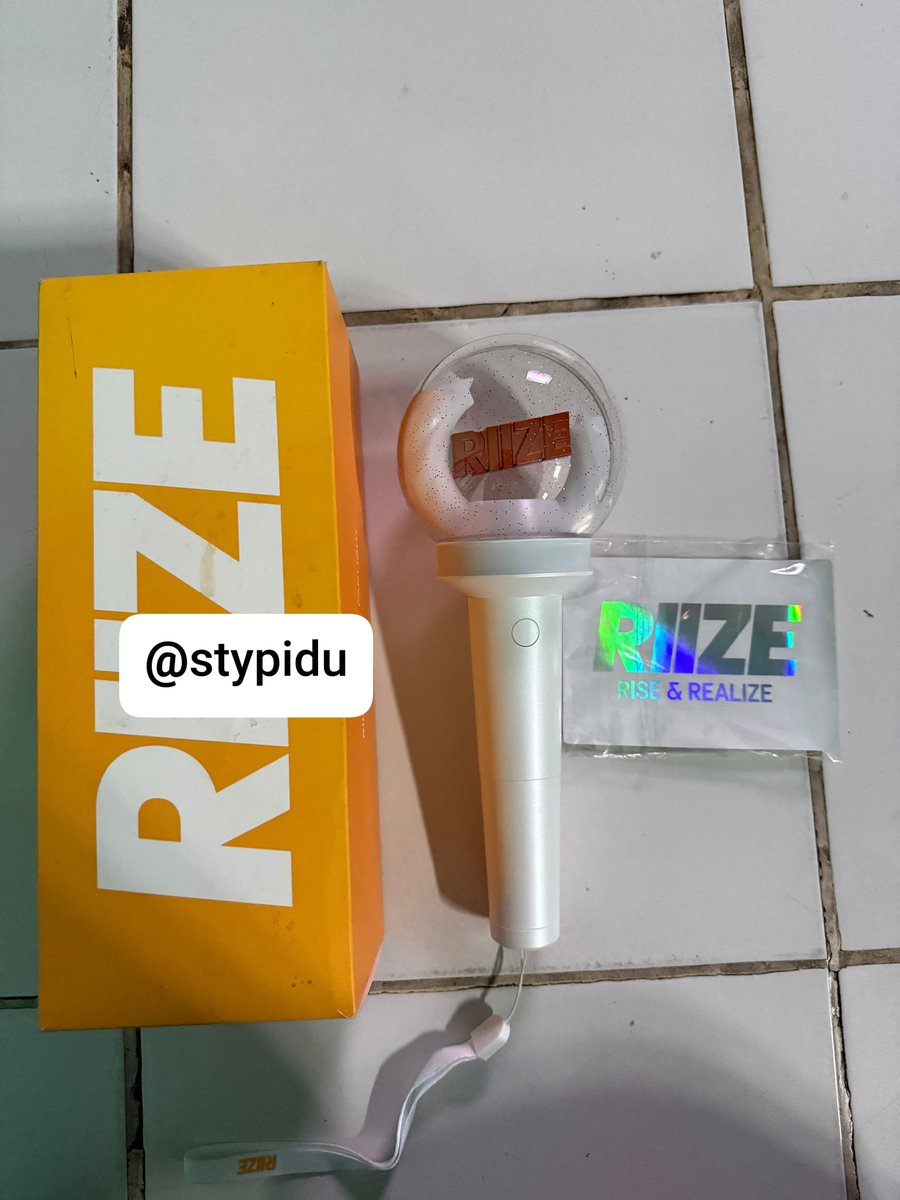 stypidu's tweet photo. #wts want to sell ls riize 

💂‍♂️ good condi
🧋1x pemakaian konser riizing loud 
🎸500k bisa nego
🐸 ori kwangya 
🦕 free pc sohee 
🪨 domisili depok, jabodetabek free ongkir, yang mau ketemuan juga bisa asal sekitar jabodetabek 

#riize
#ls 
#wts
#zonauangㅤ https://t.co/7yqye5jAAf