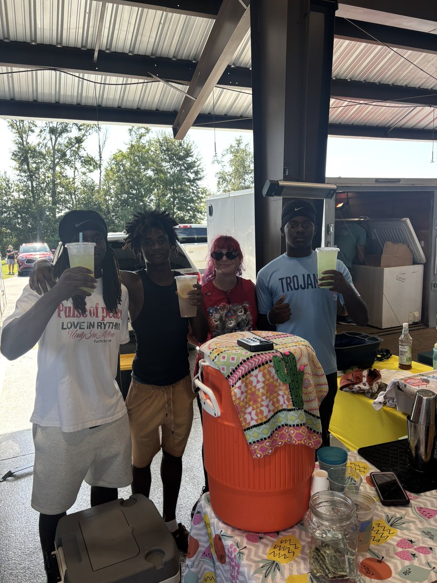 ALRaysFootball's tweet photo. Farmers Market! Saturday meetings, breakfast 🌯, and farmers market!! What a great day 🙌🙏 https://t.co/t6pKBNkalv