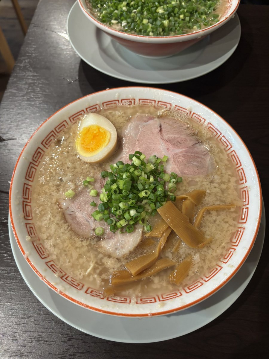 0358smile's tweet photo. 今日のご褒美らーめん
博多一路さん
博多こってり（バリカタ）＋もつめし＋替玉（ハリガネ）
豚骨耐性がついてきたと背徳飲み物召集笑笑
濃厚クリーミーに背脂の甘さとコクがプラスされればもう極上の飲み物www❤️
内田製麺さんの特注博多麺も極上❤️
もつめしも極上❤️替え玉ハリガネも極上w❤️最高だた笑 https://t.co/DoX9JfubTN