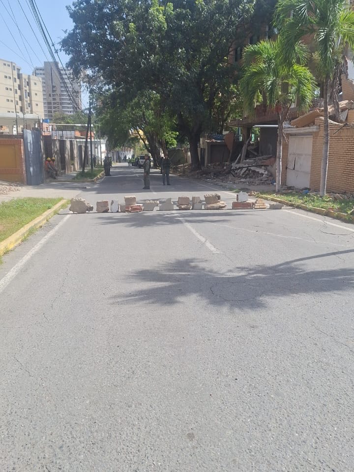 Norbey_Marin_'s tweet photo. Denuncia en Playa Grande 🇻🇪 | #25J

Habitantes de Playa Grande denuncian el desalojo no notificado de viviendas y el cierre de la calle 6 este sábado 25 de julio, ante la inminente demolición de los edificios Samantha y Costa Dorada. 

Los propietarios expresan gran preocupación por la falta de transparencia oficial sobre el destino de la propiedad privada tras los sismos, el incumplimiento de protocolos y, de manera crítica, por la posibilidad de que aún permanezcan cuerpos entre los escombros de una de las estructuras, por lo que exigen la intervención directa e inmediata de las autoridades antes de proceder con cualquier demolición.
