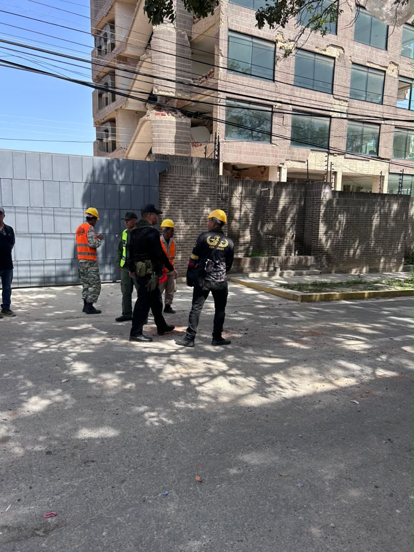 Norbey_Marin_'s tweet photo. Denuncia en Playa Grande 🇻🇪 | #25J

Habitantes de Playa Grande denuncian el desalojo no notificado de viviendas y el cierre de la calle 6 este sábado 25 de julio, ante la inminente demolición de los edificios Samantha y Costa Dorada. 

Los propietarios expresan gran preocupación por la falta de transparencia oficial sobre el destino de la propiedad privada tras los sismos, el incumplimiento de protocolos y, de manera crítica, por la posibilidad de que aún permanezcan cuerpos entre los escombros de una de las estructuras, por lo que exigen la intervención directa e inmediata de las autoridades antes de proceder con cualquier demolición.