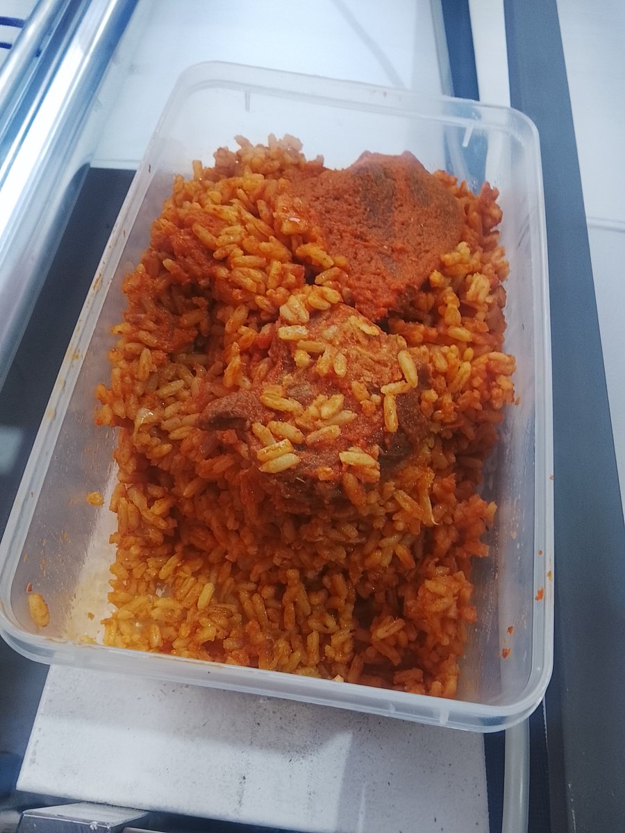 TOPBOYREGIME01's tweet photo. Lunch later secured ,our boss bought us food 😁 https://t.co/APyyRHGbaE