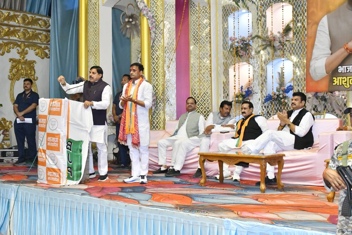BharatBjp11's tweet photo. प्रवासी कार्यकर्ताओं ने ठाना है,
दतिया में भाजपा को जिताना है।

आज #दतिया_विधानसभा_उपचुनाव के पार्टी के चुनावी कार्यालय में मुख्यमंत्री @DrMohanYadav51 जी और वरिष्ठ नेता @drnarottammisra जी व भाजपा प्रत्याशी श्री @Ashutosh4BJP जी के साथ उपचुनाव में पार्टी के चुनावी जनसंपर्क कार्य में जुटे प्रवासी कार्यकर्ताओं के साथ आत्मीय भेंट और संवाद किया। 

इस दौरान कैबिनेट मंत्री श्री गोविंद सिंह राजपूत जी, उपचुनाव सह प्रभारी श्री राहुल कोठारी जी, प्रदेश मीडिया प्रभारी श्री आशीष अग्रवाल जी और भारी संख्या में प्रवासी कार्यकर्ता मौजूद रहे।
@BJP4MP