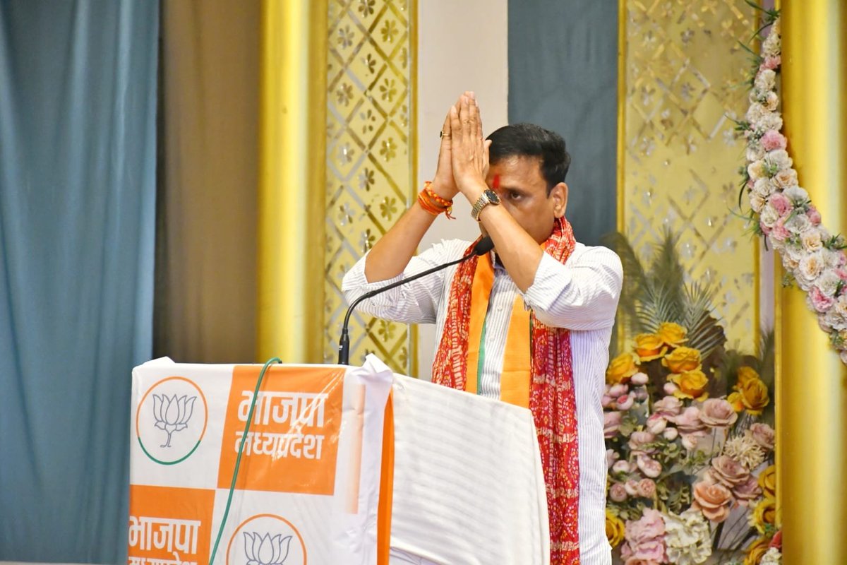 BharatBjp11's tweet photo. प्रवासी कार्यकर्ताओं ने ठाना है,
दतिया में भाजपा को जिताना है।

आज #दतिया_विधानसभा_उपचुनाव के पार्टी के चुनावी कार्यालय में मुख्यमंत्री @DrMohanYadav51 जी और वरिष्ठ नेता @drnarottammisra जी व भाजपा प्रत्याशी श्री @Ashutosh4BJP जी के साथ उपचुनाव में पार्टी के चुनावी जनसंपर्क कार्य में जुटे प्रवासी कार्यकर्ताओं के साथ आत्मीय भेंट और संवाद किया। 

इस दौरान कैबिनेट मंत्री श्री गोविंद सिंह राजपूत जी, उपचुनाव सह प्रभारी श्री राहुल कोठारी जी, प्रदेश मीडिया प्रभारी श्री आशीष अग्रवाल जी और भारी संख्या में प्रवासी कार्यकर्ता मौजूद रहे।
@BJP4MP