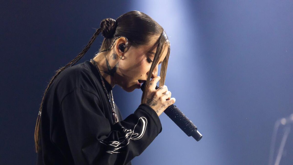 RFI_Br's tweet photo. Young Miko: a nova potência do trap e do reggaeton latino https://t.co/pz0Z6LUBNE https://t.co/FuKGLFcAHU