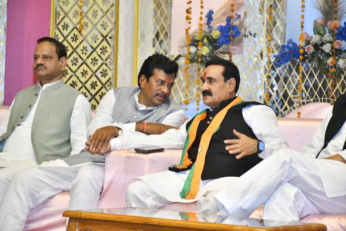 BharatBjp11's tweet photo. प्रवासी कार्यकर्ताओं ने ठाना है,
दतिया में भाजपा को जिताना है।

आज #दतिया_विधानसभा_उपचुनाव के पार्टी के चुनावी कार्यालय में मुख्यमंत्री @DrMohanYadav51 जी और वरिष्ठ नेता @drnarottammisra जी व भाजपा प्रत्याशी श्री @Ashutosh4BJP जी के साथ उपचुनाव में पार्टी के चुनावी जनसंपर्क कार्य में जुटे प्रवासी कार्यकर्ताओं के साथ आत्मीय भेंट और संवाद किया। 

इस दौरान कैबिनेट मंत्री श्री गोविंद सिंह राजपूत जी, उपचुनाव सह प्रभारी श्री राहुल कोठारी जी, प्रदेश मीडिया प्रभारी श्री आशीष अग्रवाल जी और भारी संख्या में प्रवासी कार्यकर्ता मौजूद रहे।
@BJP4MP
