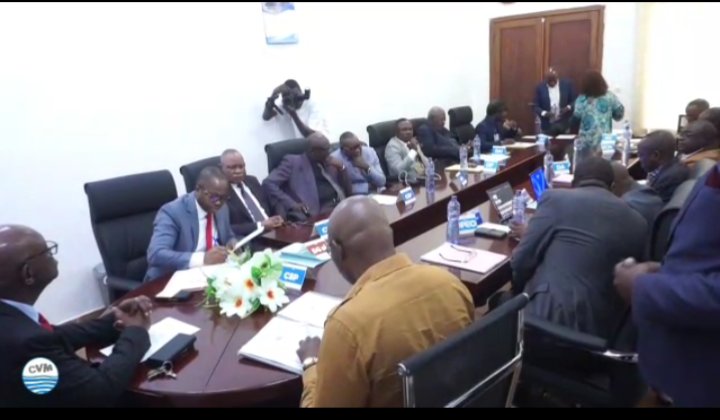 mpolo_my's tweet photo. ÉCHOS DE LA CVM          
Cérémonie de signature de contrat de performance avec les Directeurs de la CVM  sous la supervision du Président du Conseil supérieur du Portefeuille et du Directeur Général ad intérim de la CVM. https://t.co/An9odPRtvG