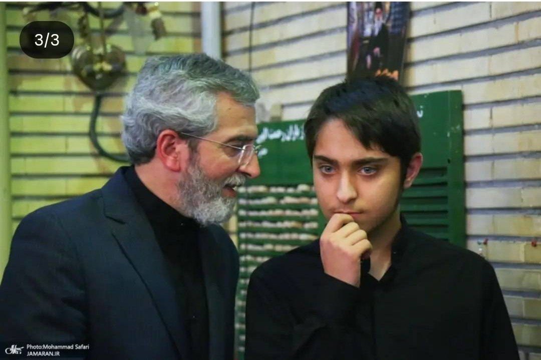 seyedehftm's tweet photo. پسر شهید مصباح هستند ، نوه ی رهبر شهید
 و خدا می دونه چه داغی تو دل این بچس .
بر باعث و بانیش لعنت https://t.co/Mfm51TrsJX