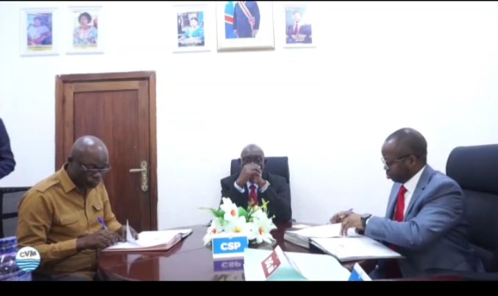 mpolo_my's tweet photo. ÉCHOS DE LA CVM          
Cérémonie de signature de contrat de performance avec les Directeurs de la CVM  sous la supervision du Président du Conseil supérieur du Portefeuille et du Directeur Général ad intérim de la CVM. https://t.co/An9odPRtvG