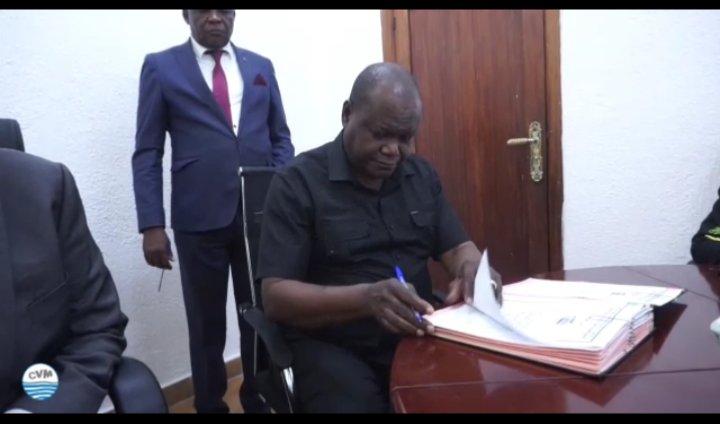 mpolo_my's tweet photo. ÉCHOS DE LA CVM          
Cérémonie de signature de contrat de performance avec les Directeurs de la CVM  sous la supervision du Président du Conseil supérieur du Portefeuille et du Directeur Général ad intérim de la CVM. https://t.co/An9odPRtvG