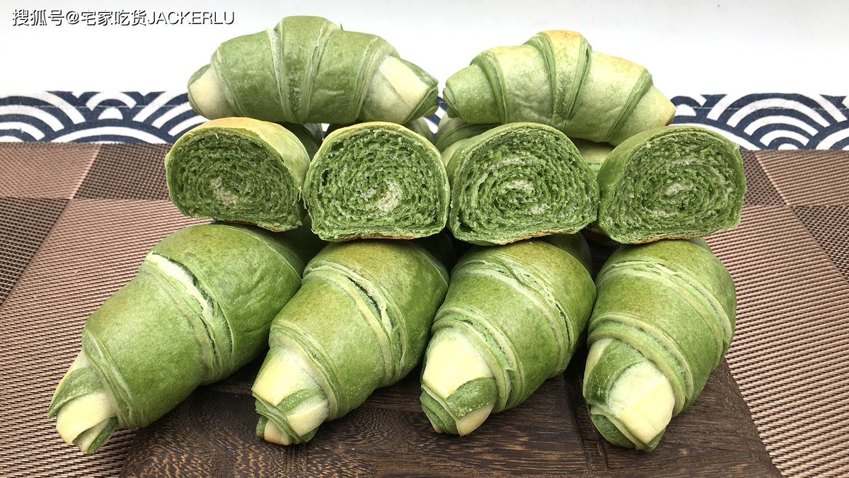 PremMitharwal's tweet photo. Just found the BEST matcha croissant in town at that tiny bakery on 5th St! Flaky, buttery, with a creamy matcha filling that’s not too sweet—10/10 would come back for another one tomorrow. https://t.co/2zrbTcqNOU