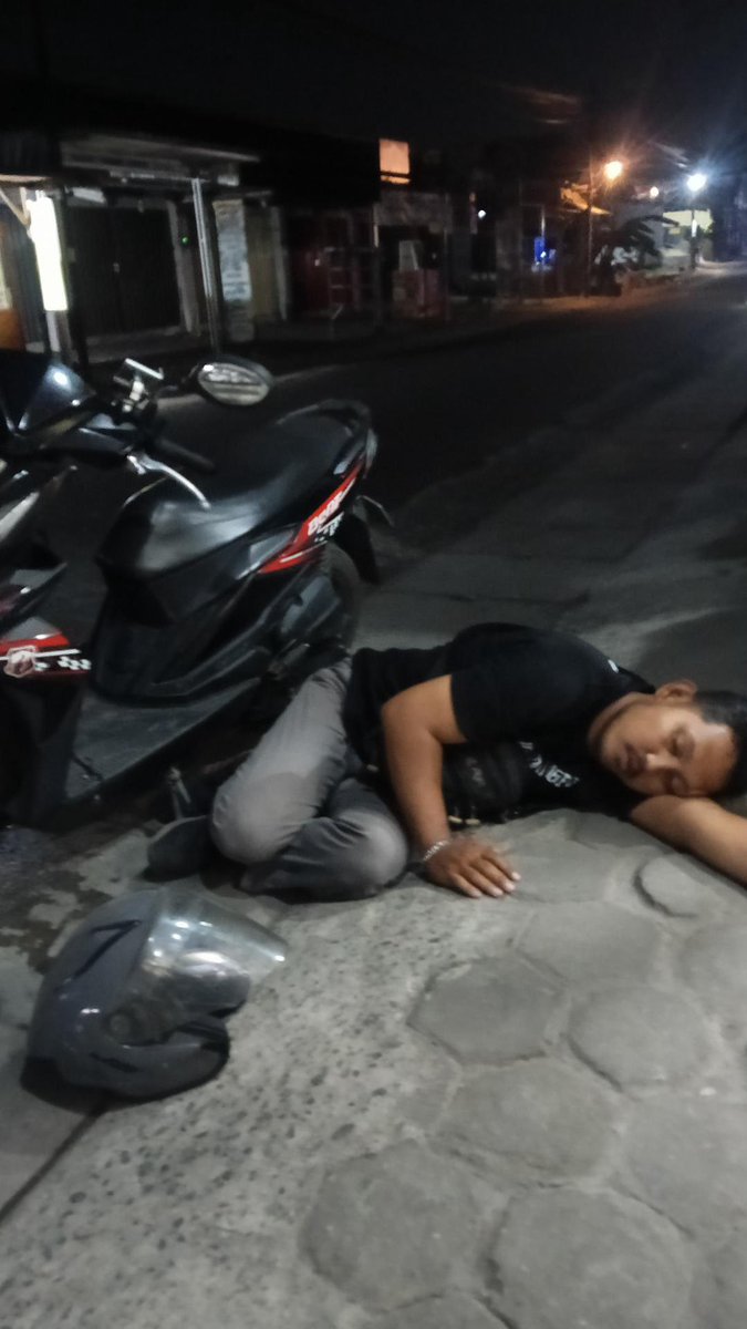 merapi_uncover's tweet photo. 22:05 Min minta tolong bagi yang kenal masnya tersebut bisa di bantu,  lokasi jl Berbah Pelem lor Banguntapan 🙏

Source: ardynsh09_ https://t.co/hshdmnk42C