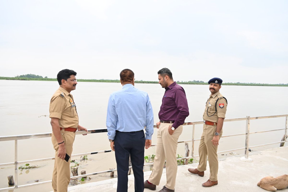 dmbulandshahr's tweet photo. सावन मास के अवसर पर रामघाट तथा नरौरा गंगा घाट पर कांवड़ियों/श्रद्धालुओं हेतु की गई व्यवस्थाओं का स्थलीय निरीक्षण किया। सम्बन्धित अधिकारियों से जानकारी ली तथा सुरक्षा, पार्किंग, लाइट्स, पेयजल,शौचालय, गोताखोरों आदि व्यवस्थाओं के सम्बन्ध में आवश्यक निर्देश दिए गए। https://t.co/KIsnwDO6nG