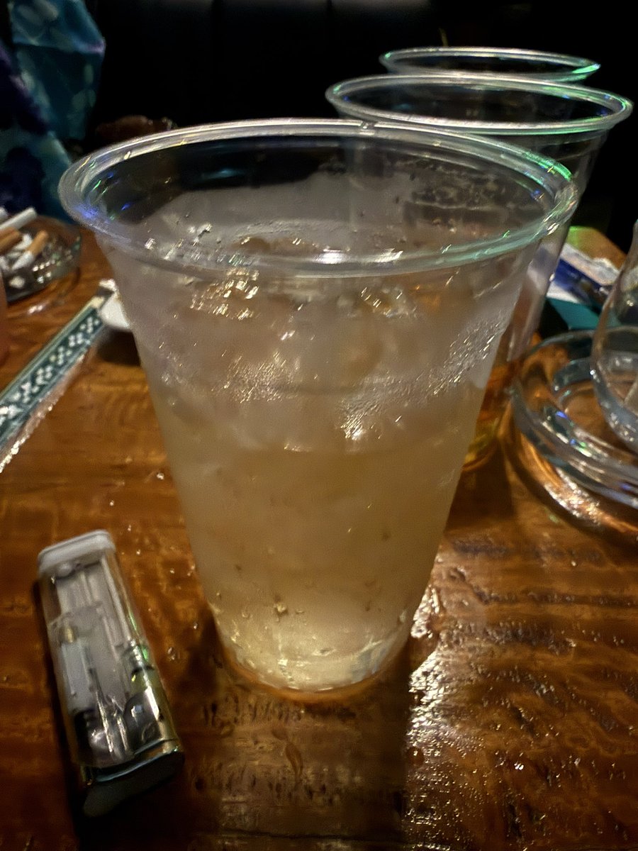 y_styles's tweet photo. バーのオーナーが気遣ってくれてすっと濃いw
酩酊w
このあとDJ出来るのか不安w https://t.co/RP20WGR9DK