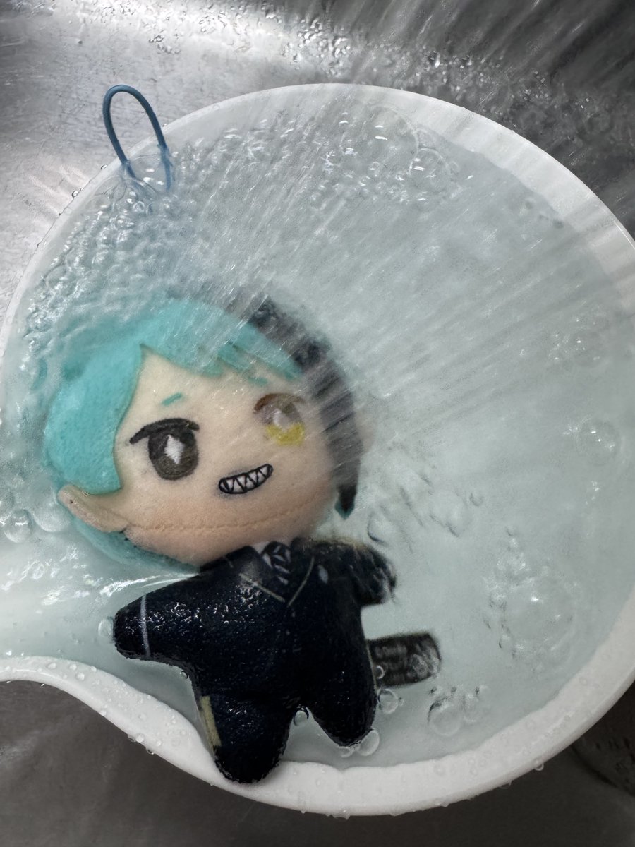 apros's tweet photo. 写真だと分かりにくいけど、めるかりからお迎えしたｼﾞｪのお顔と前髪、後頭部がだいぶ汚れてて、メッシュ部分の接着芯剥がれかけてた…ｼｸｼｸ😢
お風呂入ってもらったｧ🛀 https://t.co/1PrV3PUn0Q