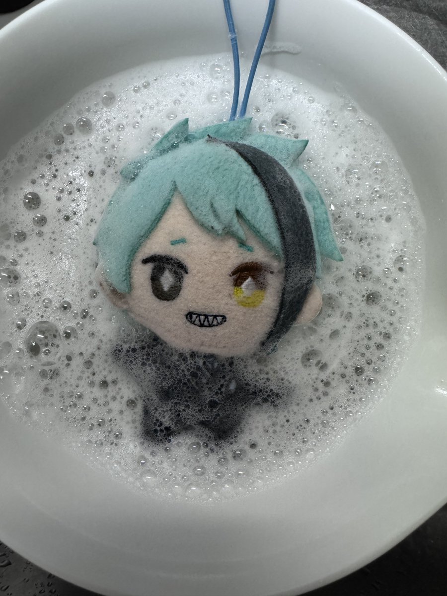 apros's tweet photo. 写真だと分かりにくいけど、めるかりからお迎えしたｼﾞｪのお顔と前髪、後頭部がだいぶ汚れてて、メッシュ部分の接着芯剥がれかけてた…ｼｸｼｸ😢
お風呂入ってもらったｧ🛀 https://t.co/1PrV3PUn0Q