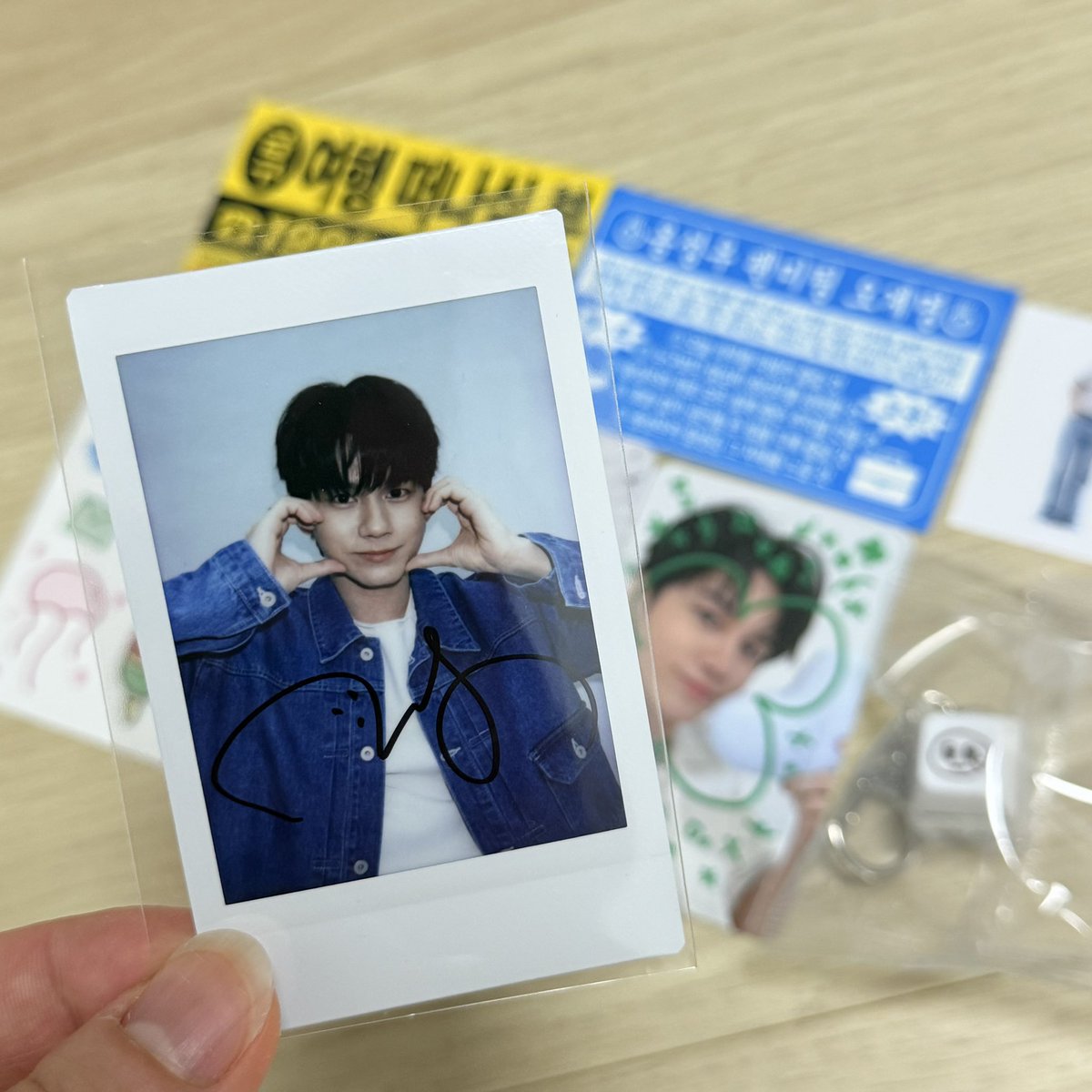 h177hy's tweet photo. 아니…여러분…집에와서 팬미팅 스페셜키트 1회차 열어보닌까..이거 당첨된거 맞아요..??? 저에게도 정말 기적같은 일이 일어난거 맞아요…??? 😭😭😭#옹성우 #옹성우팬미팅 #위로 https://t.co/vsq2RpsHud
