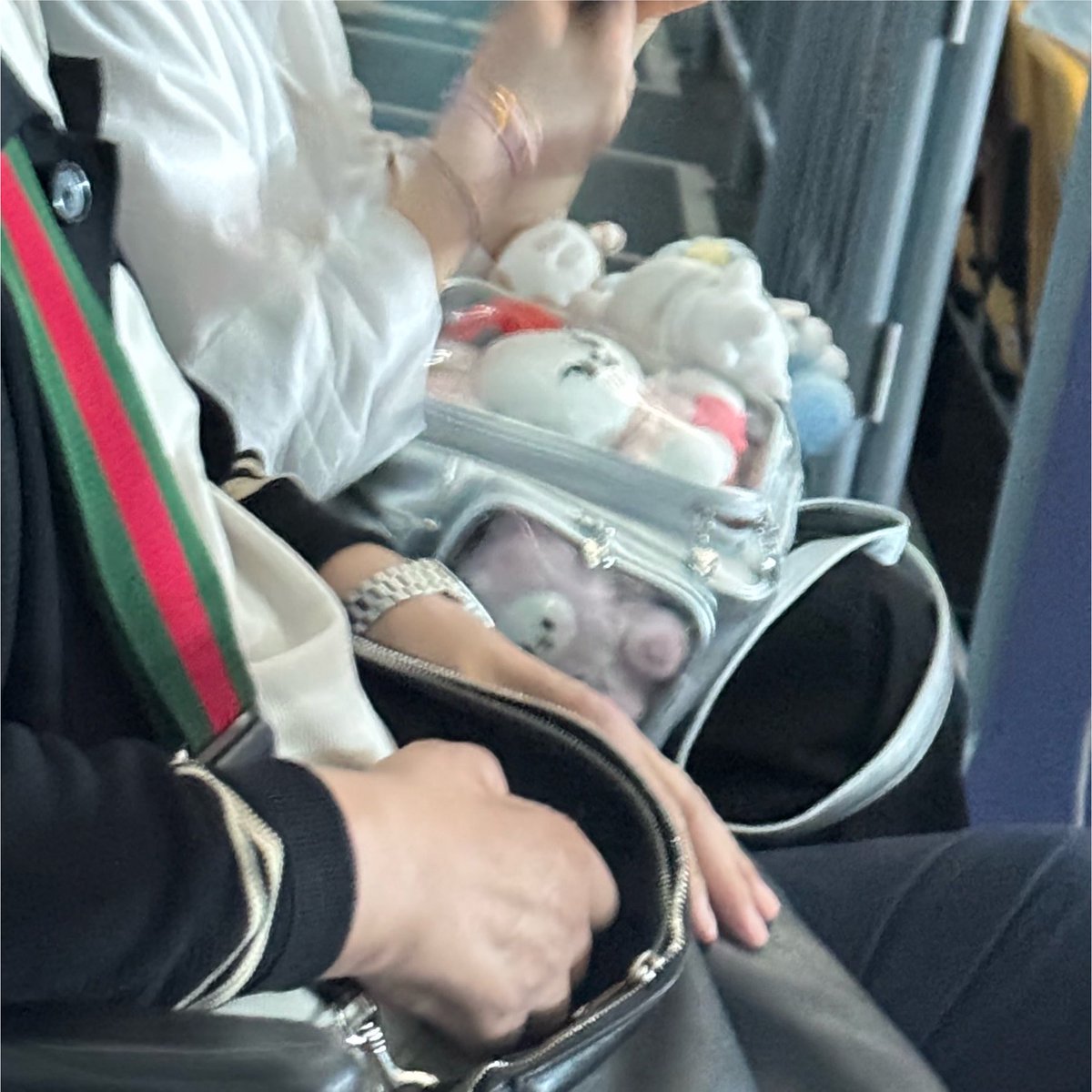 sunaleeknowonly's tweet photo. so sorry for sneaking this pic
LeeKnows mom had a cutest ita bag full of Leebit🥹🥹🥹 https://t.co/VUhEnALqZi