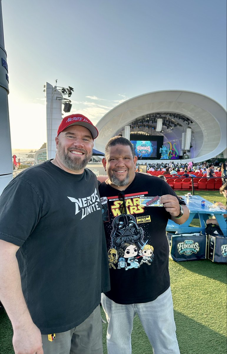 sithorjedi_2015's tweet photo. Achievement unlocked. Got to meet @CSSully last night @Funko #fundays thanks for all the positivity in the community #nerdsunite https://t.co/VxivismXXm