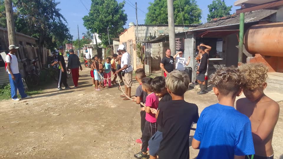 BBarleidys's tweet photo. Proyección comunitaria barrio vulnerable la piñera C/P Lugones. Municipio CAV
#100AñosConFidel 
#LatirAvileño https://t.co/GAqvq4ufeC