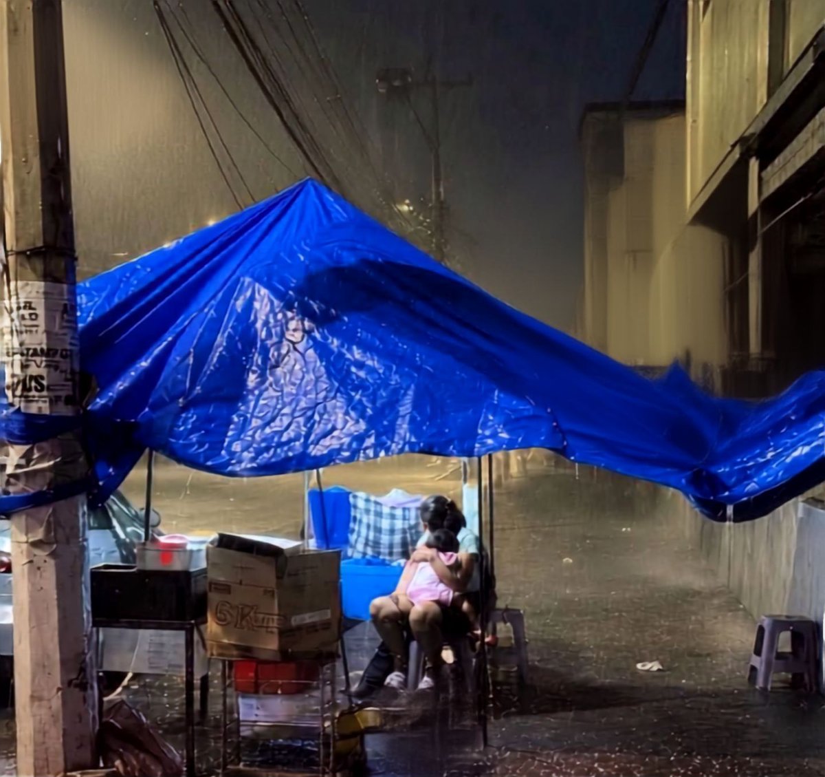 360unifiedtv's tweet photo. #Viral | Bajo la lluvia también se lucha por los sueños.
Mientras muchos buscaban refugio, una madre decidió quedarse en su pequeño negocio para llevar el sustento a su hogar. Su esfuerzo representa la realidad de miles de familias hondureñas. https://t.co/lXaPhv3U0t