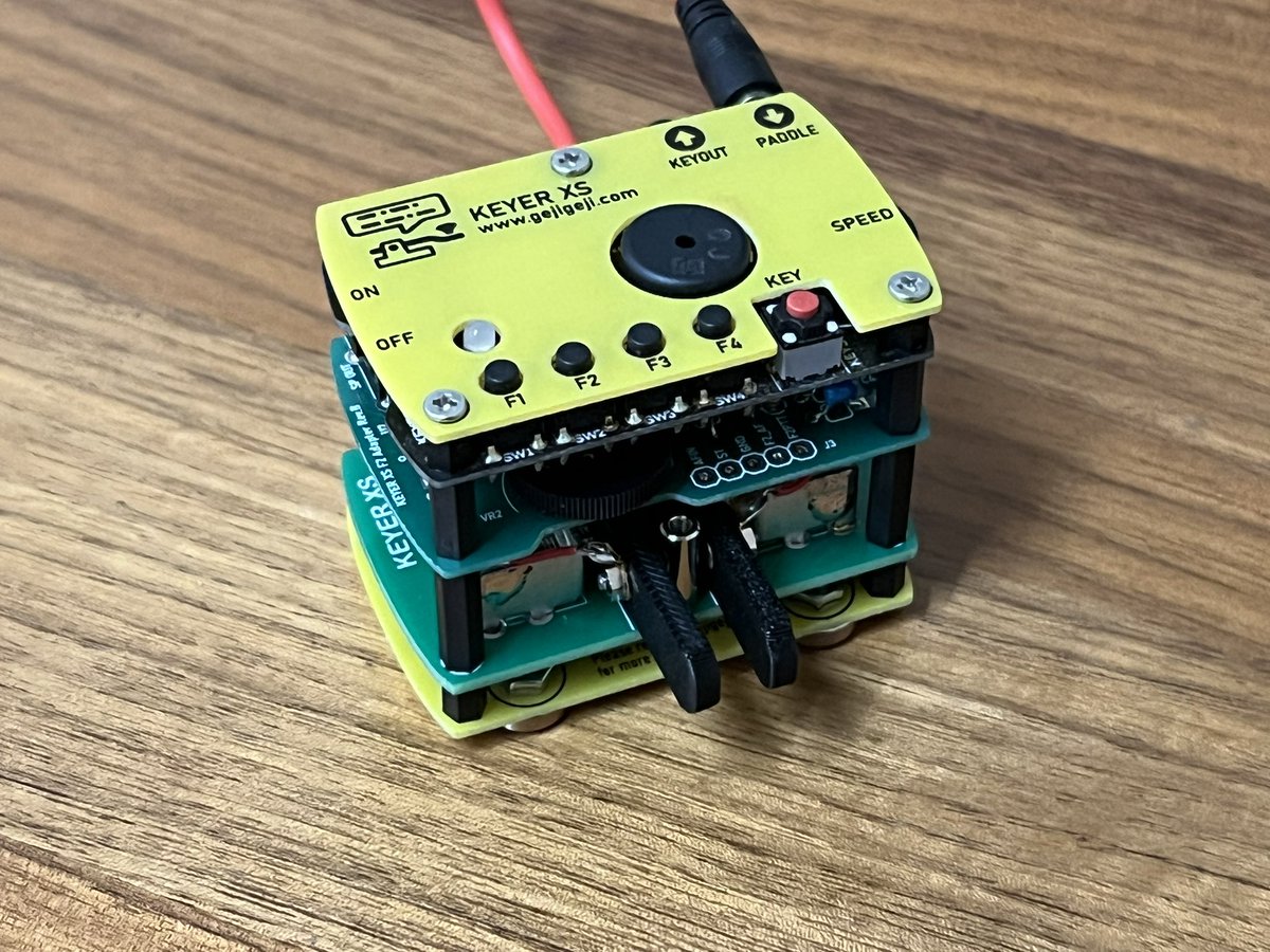 jg1eic's tweet photo. KEYER XSに拡張基板付けて、簡易パドルも付けると、こんな感じになりました😊
パドル周りはもう少し薄く出来るかもしれません。それでもだいぶ分厚いサンドウィッチですね😅 https://t.co/3dNUJldKIw