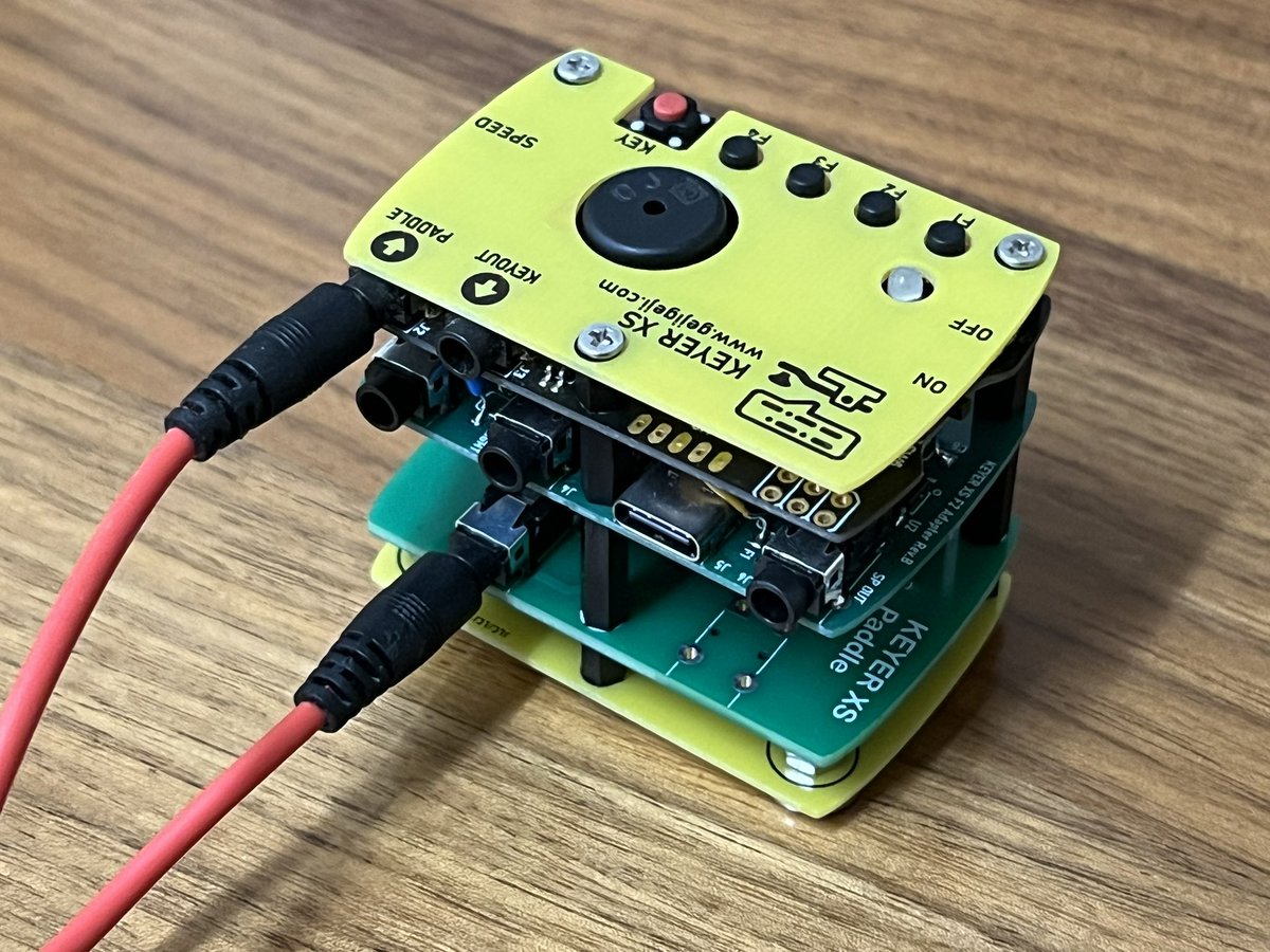jg1eic's tweet photo. KEYER XSに拡張基板付けて、簡易パドルも付けると、こんな感じになりました😊
パドル周りはもう少し薄く出来るかもしれません。それでもだいぶ分厚いサンドウィッチですね😅 https://t.co/3dNUJldKIw
