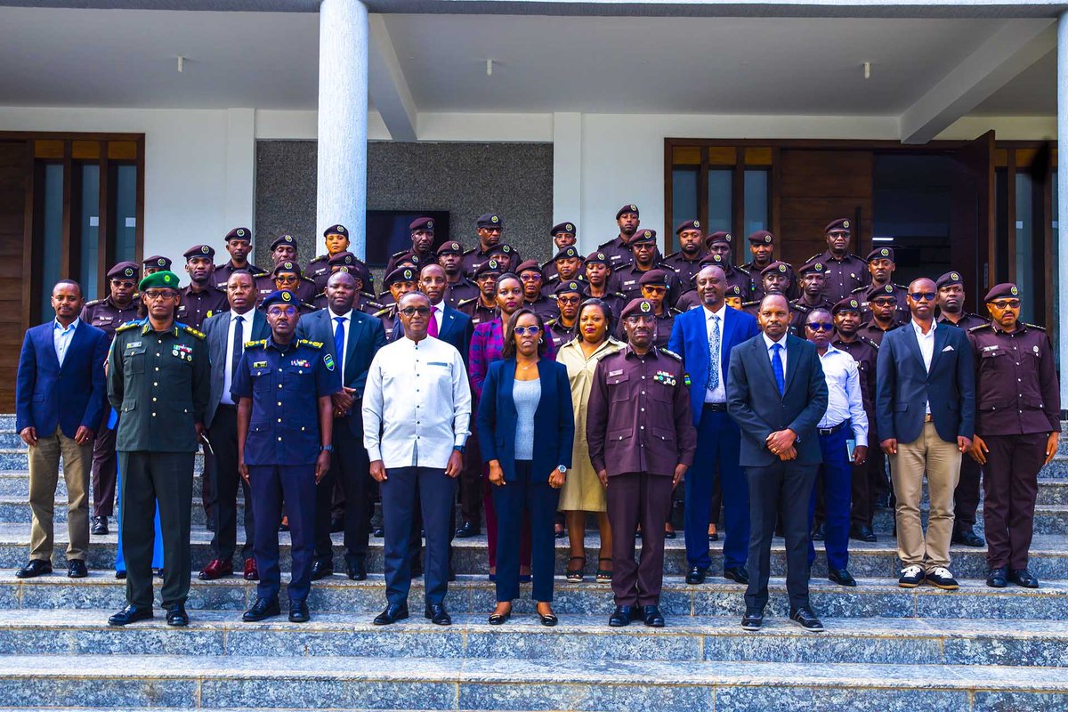 RCS_Rwanda's tweet photo. Uyu munsi kuwa 26 nyakanga 2026 @BugeseraDistr, Dr Vincent Biruta Minisitiri w'Umutekano mu gihugu @RwandaInterior yasoje umwiherero w'iminsi itatu w'Abayobozi bakuru ba RCS  waberaga i Gako.
https://t.co/s3bKUgVv8S https://t.co/NK4Yhlf8gW