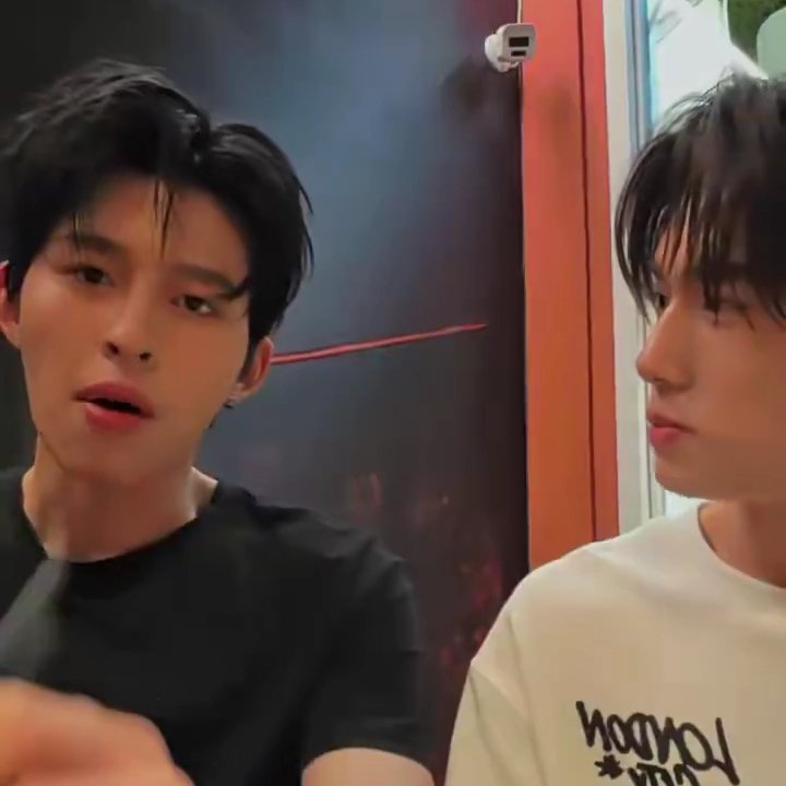 ppwbluesky's tweet photo. Phuwin : "ada yang mau dipesen lagi gak ?" 

Langsung dikasih bukti dari omongan video p'x tadi 😭😭😭🥹😭😭😭 
#PeachAndMeSeriesEP3  https://t.co/Amoz5IDngA