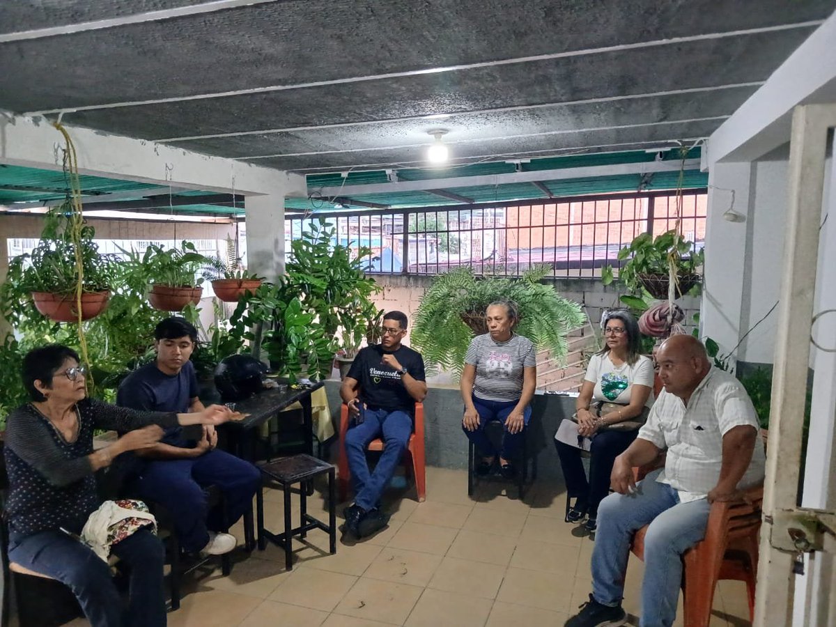 Adguarico's tweet photo. SAN JUAN DE LOS MORROS. En la Urb Rómulo Gallegos (Banco Obrero) el equipo de Acción Democrática en Resistencia activado en la conformación de los Comités de Acción Política (CAPs) como base operacional de nuestra organización. La lucha es d todos
Por una Vzla libre y democrática https://t.co/Afw7Ry7Ctw