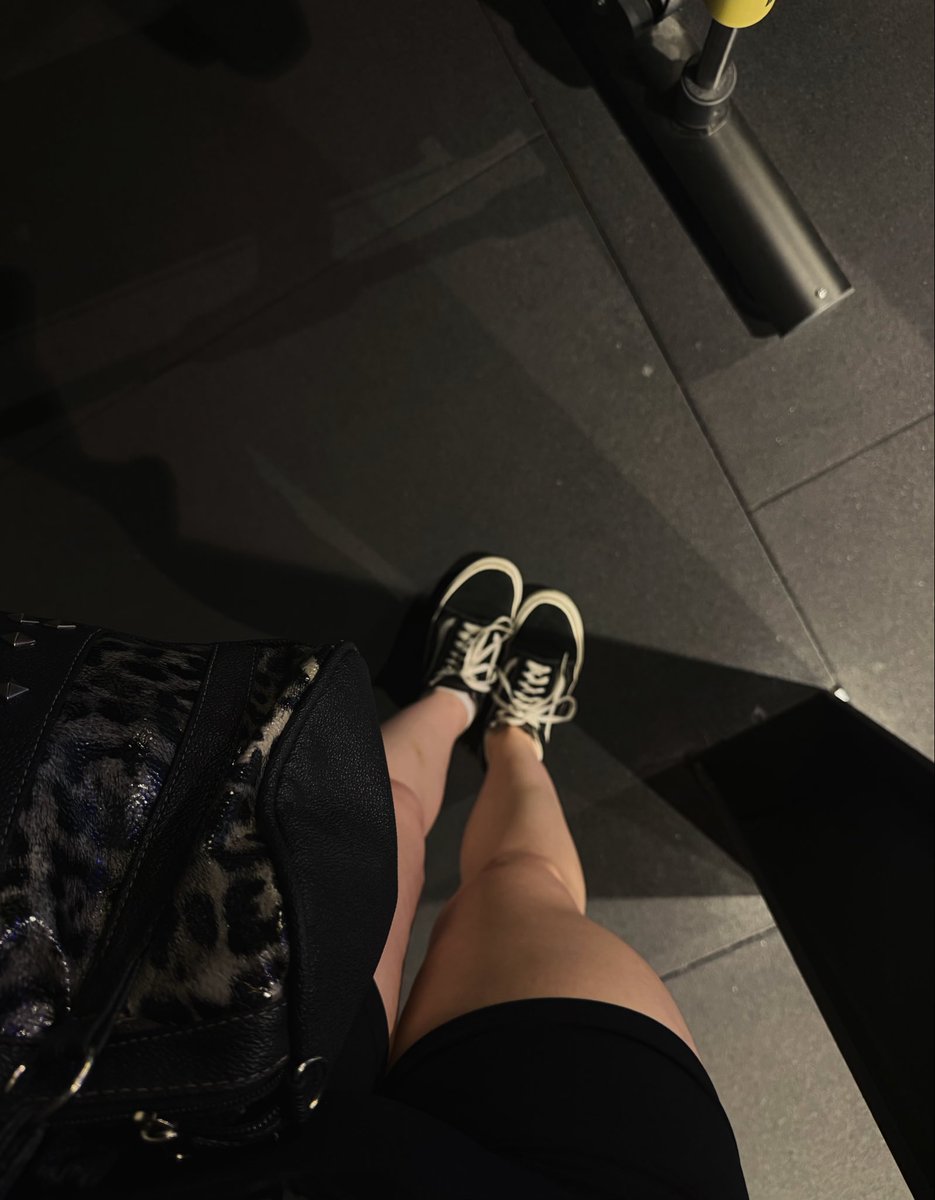 LilithNoire13's tweet photo. Séance de sport pour votre Lilith 💪🏻#musculation #gym #gothgirl #feetworshi̇p https://t.co/tGkXRnF70i