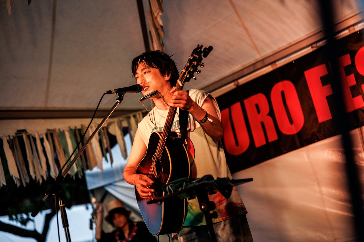 murofes's tweet photo. 【 #ムロフェス2026レポ 】

ムロアコステージの1日目トリは古舘佑太郎。
本人曰く雨男な彼はその力を遺憾なく発揮し(？)ステージが中断になるが、
ハプニングや��リということも良い意味で感じさせない、彼特有のラフなリラックスした空気感が心地良い。

pic @katada0326 
#murofes https://t.co/C7KiDhUgLG